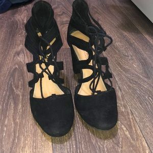 Black block heals with straps